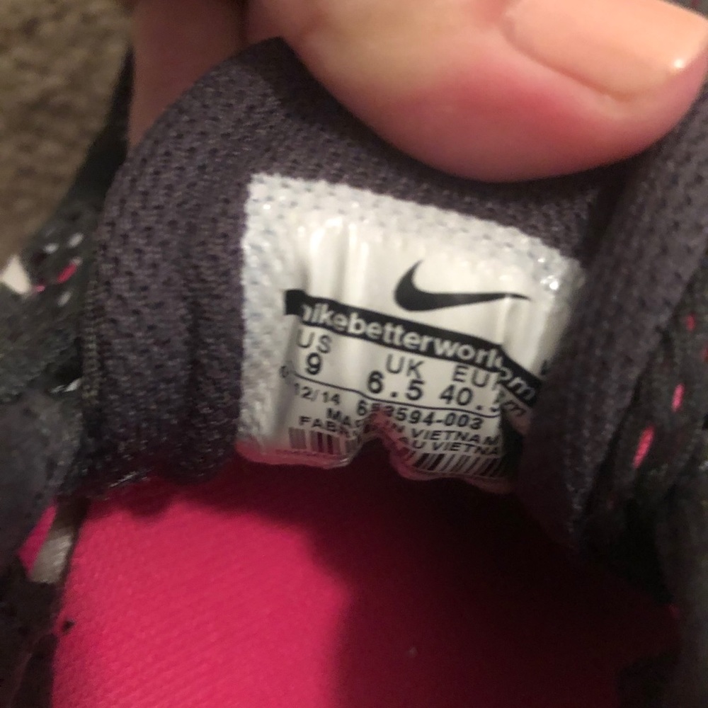 Nikes - Picture 2 of 6